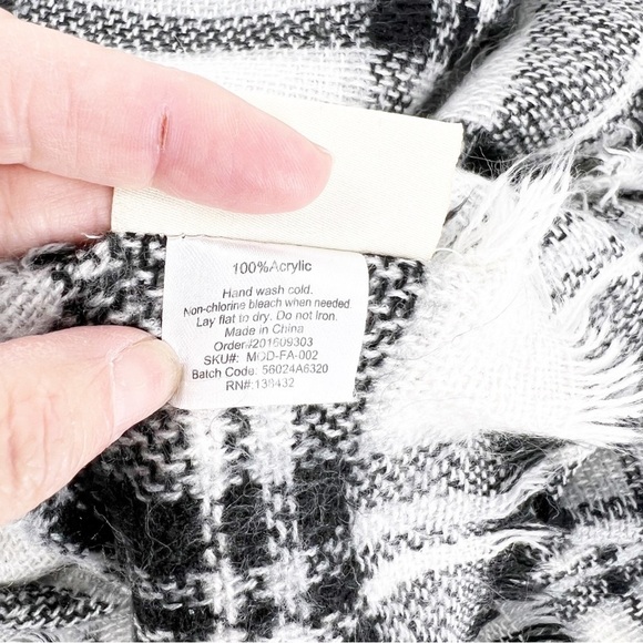 ✅ MODCLOTH BLACK/WHITE SCARF/SHAW SQUARE WITH FRINGE - Picture 5 of 5